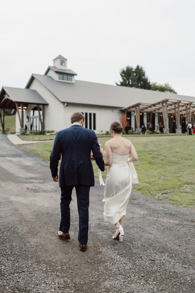 couple walking to The Munro in Skaneateles, NY